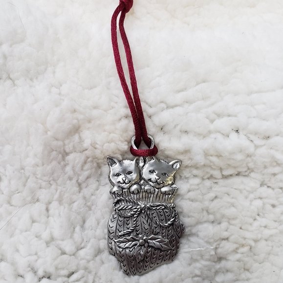 Y2K Signed Seagull Pewter Christmas Tree Decoration of Two Kittens in a Glove - Picture 4 of 5